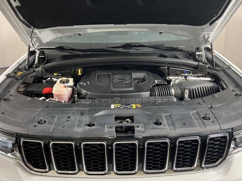 Used 2022 Jeep Grand Cherokee Overland AWD/4WD image 8