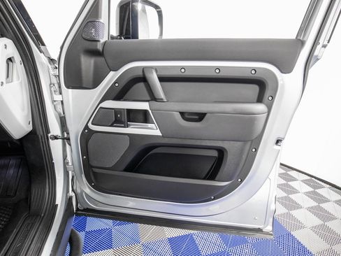 Used 2020 Land Rover Defender 110 SE image 15