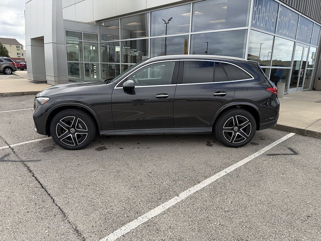 Used 2024 Mercedes-Benz GLC 300 4MATIC image 2