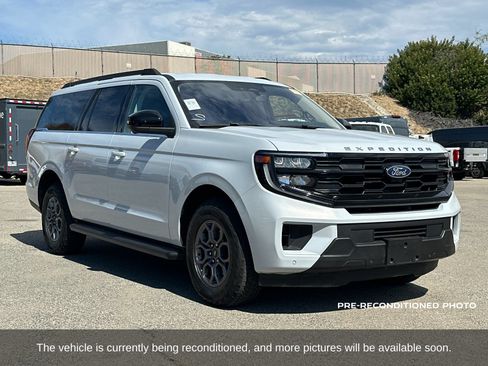 Used 2025 Ford Expedition Max Active AWD/4WD image 8