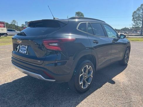 Used 2025 Chevrolet Trax LT FWD image 9