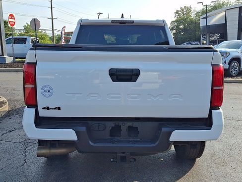 Used 2024 Toyota Tacoma TRD Sport AWD/4WD image 5