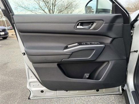 New 2025 Nissan Pathfinder SL image 14