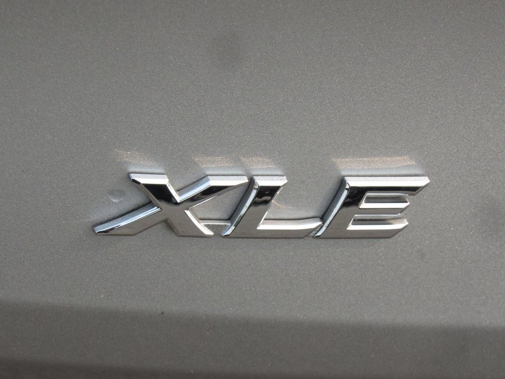 Certified 2025 Toyota Sienna XLE FWD image 9