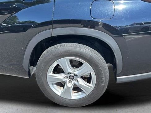 Used 2024 Toyota Highlander LE FWD image 31