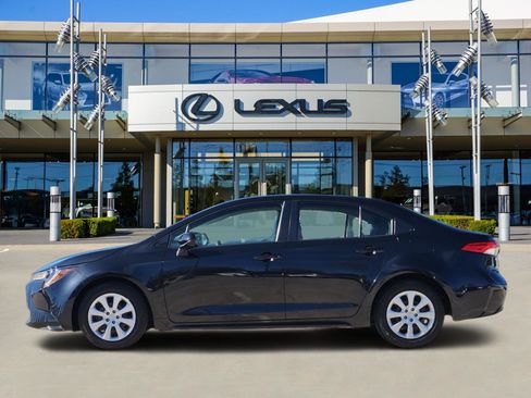 Used 2022 Toyota Corolla LE image 3