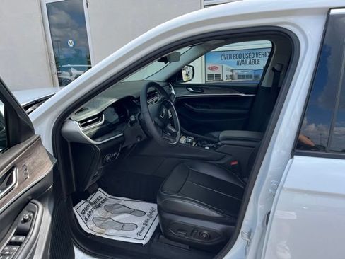 Used 2023 Jeep Grand Cherokee L Limited w/ Luxury Tech Group II AWD/4WD image 9