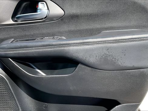 Used 2025 Chrysler Pacifica Select FWD image 22