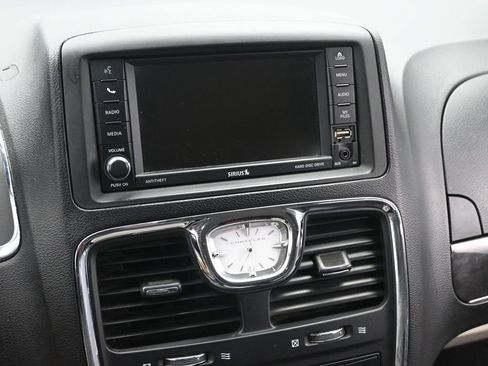 Used 2013 Chrysler Town & Country Touring image 29