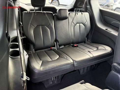Used 2024 Chrysler Pacifica Limited FWD image 14