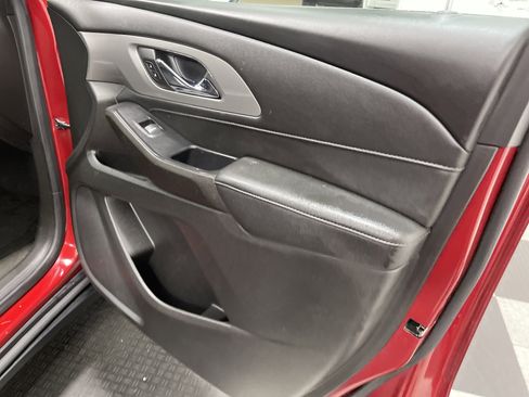 Used 2022 Chevrolet Traverse LT FWD image 25