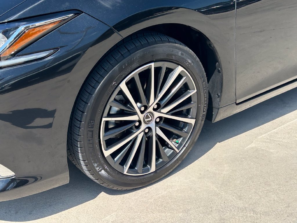 Used 2025 Lexus ES 350 w/ Premium Package FWD image 9