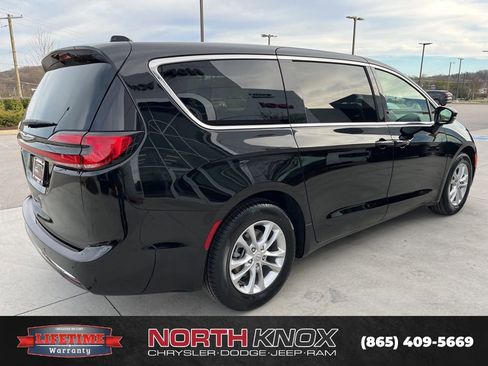 New 2026 Chrysler Pacifica Select image 18