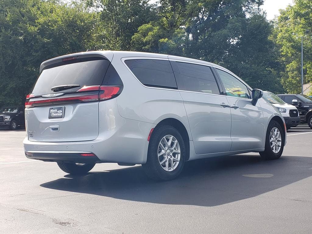Used 2023 Chrysler Pacifica Touring-L FWD image 5