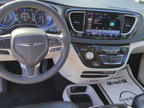 Used 2024 Chrysler Pacifica Touring-L image 16