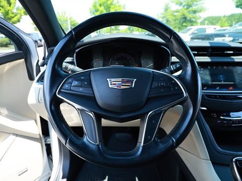 Used 2019 Cadillac XT5 FWD image 11