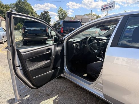 Used 2018 Toyota Corolla LE FWD image 17