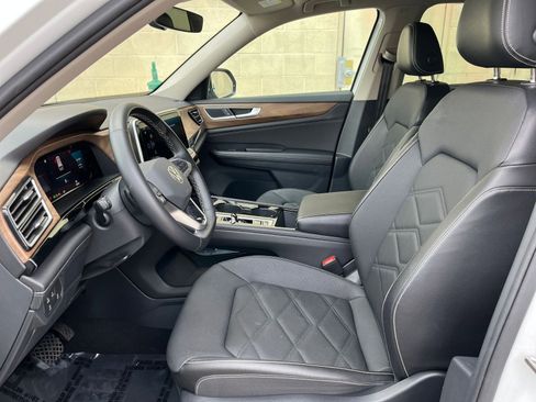 Used 2025 Volkswagen Atlas SE image 27