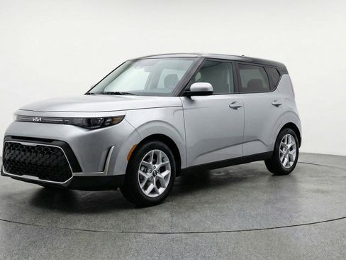 Used 2025 Kia Soul LX w/ LX Technology Package FWD image 3