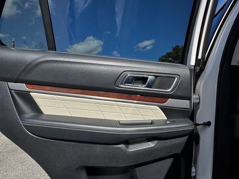 Used 2018 Ford Explorer Platinum image 11