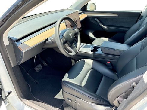 Certified 2023 Tesla Model Y AWD image 9