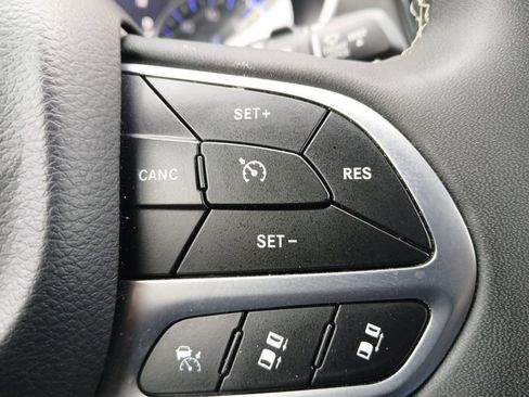 Used 2024 Chrysler Pacifica Touring-L image 25