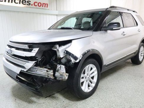 Used 2014 Ford Explorer XLT image 2