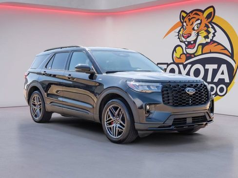 Used 2025 Ford Explorer ST-Line w/ ST-Line Street Pack image 3