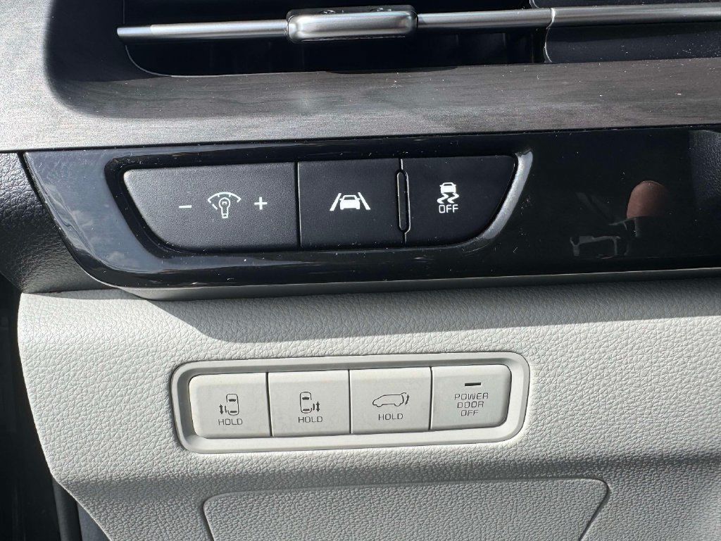Used 2024 Kia Carnival EX FWD image 18