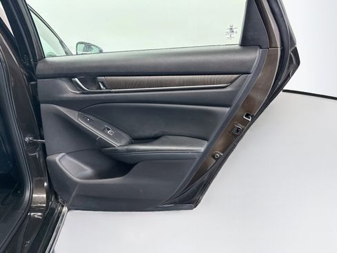Used 2018 Honda Accord Touring image 31