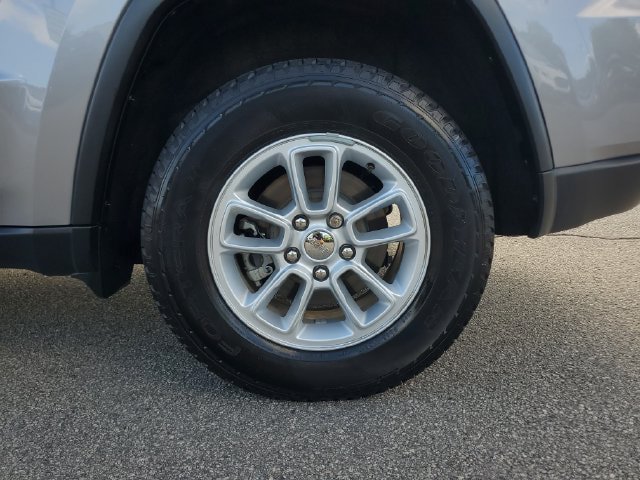 Certified 2020 Jeep Grand Cherokee Laredo RWD image 12