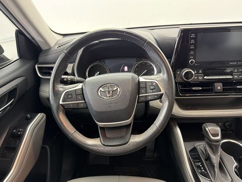 Used 2022 Toyota Highlander XLE FWD image 27
