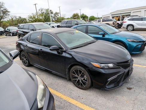 Used 2023 Toyota Camry SE image 7
