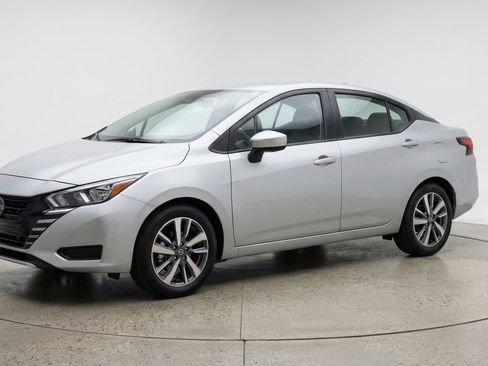 Used 2025 Nissan Versa SV image 3