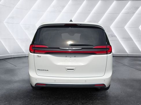 Used 2024 Chrysler Pacifica Touring-L FWD image 4