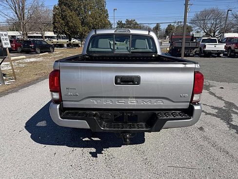 Used 2018 Toyota Tacoma SR w/ SR Convenience Package image 4