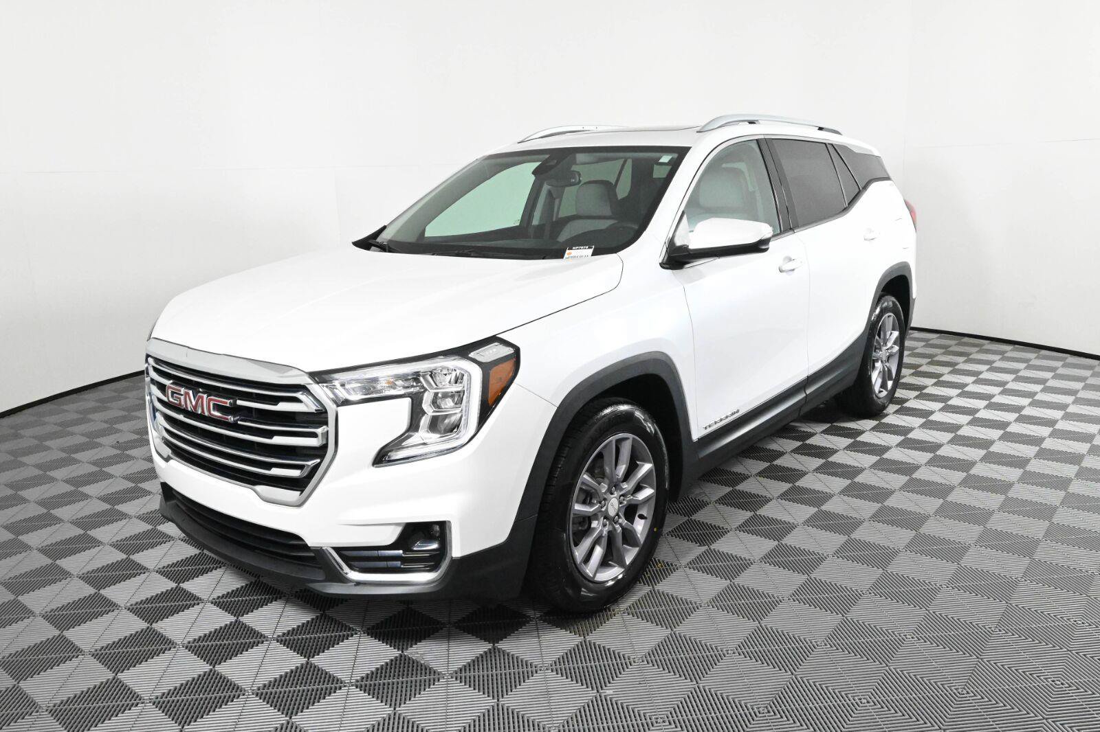 Used 2023 GMC Terrain SLT w/ LPO, Floor Liner Package FWD image 2
