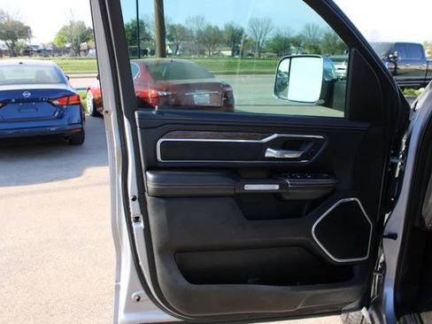 Used 2019 RAM 1500 Laramie AWD/4WD image 10