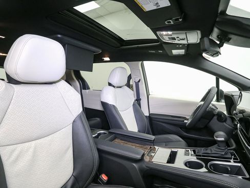 New 2026 Toyota Sienna Platinum image 15