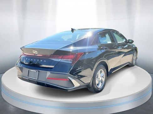 Used 2026 Hyundai Elantra SE w/ Cargo Package FWD image 4