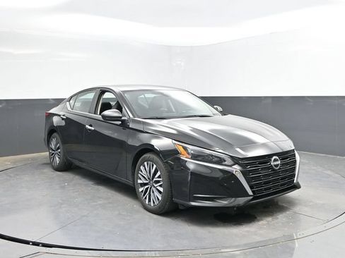 Used 2025 Nissan Altima 2.5 SV FWD image 4