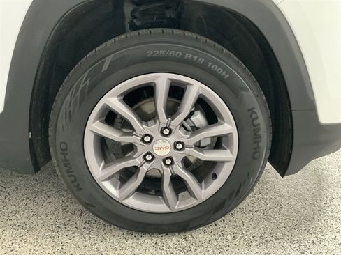 Used 2024 GMC Terrain SLT image 13