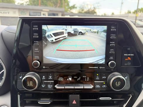 Used 2021 Toyota Highlander XLE AWD/4WD image 36
