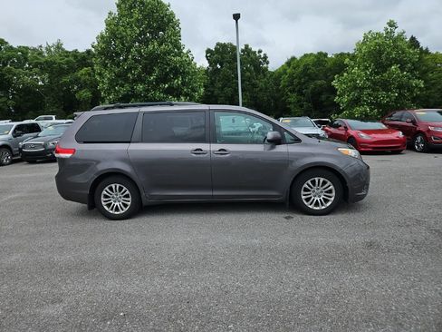 Used 2011 Toyota Sienna XLE w/ Entertainment Pkg FWD image 8