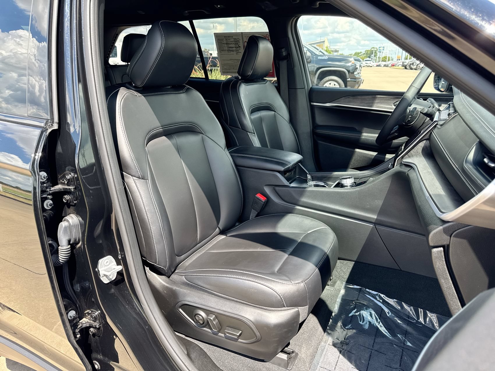 Used 2025 Jeep Grand Cherokee Limited RWD image 25