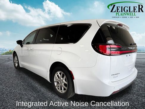 Used 2024 Chrysler Pacifica Touring-L FWD image 3