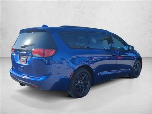 Used 2018 Chrysler Pacifica Touring-L FWD image 5