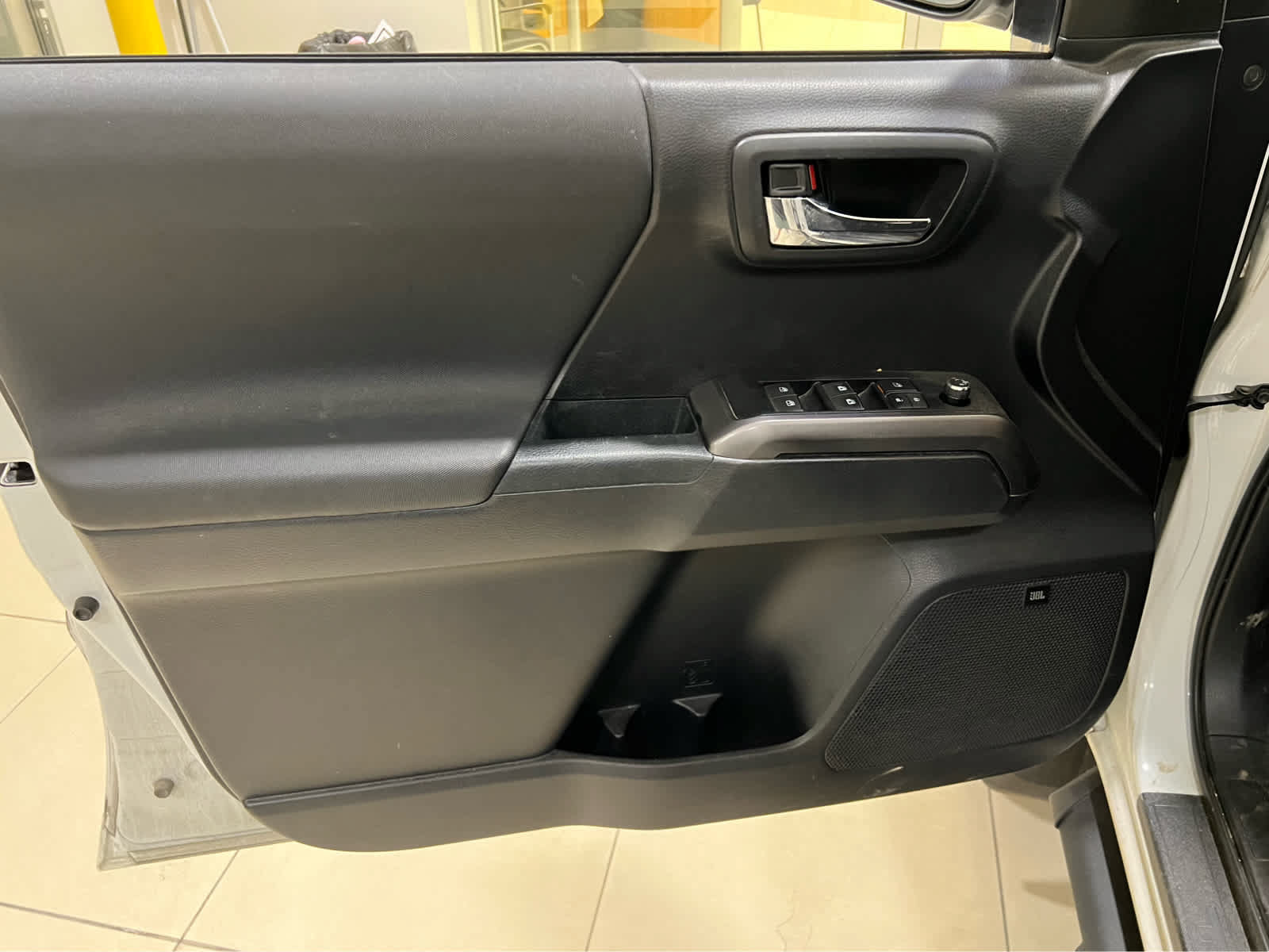 Used 2017 Toyota Tacoma TRD Sport AWD/4WD image 9