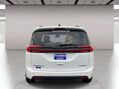 Used 2025 Chrysler Pacifica Limited FWD image 4