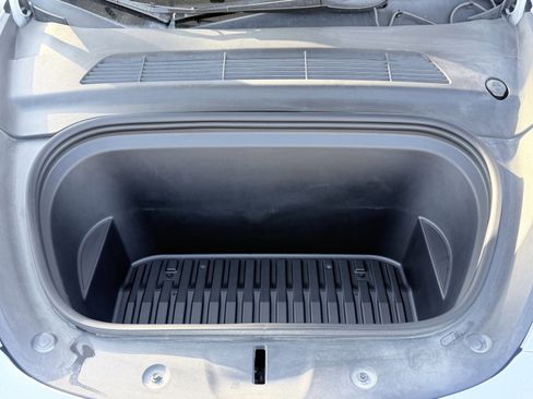 Used 2022 Tesla Model Y Long Range image 25